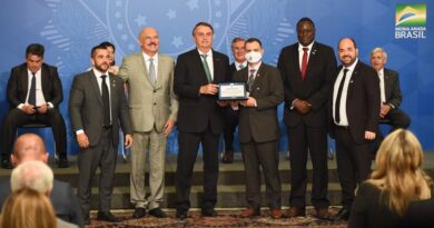 Governo Federal certifica escolas que implementaram o Programa Cívico-Militar Governo Federal certifica escolas que implementaram o Programa Cívico-Militar