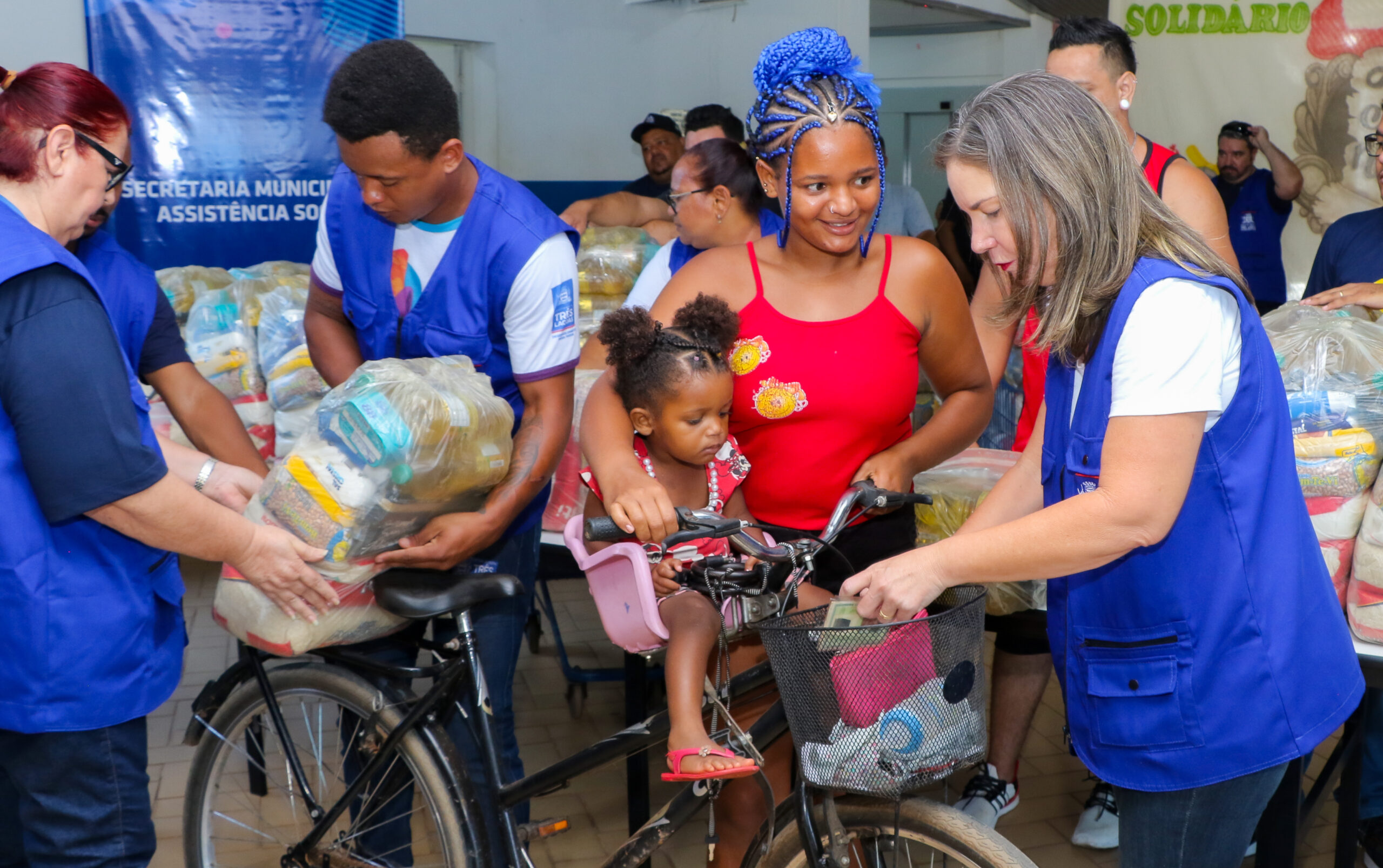 Assistência Social entrega cestas a famílias montealtenses