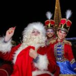 Papai Noel emociona moradores ao chegar a Três Lagoas e abrir oficialmente o “Natal Encantado 2025”