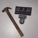 Homem tenta matar esposa a marteladas em Água Clara; criança presencia ataque