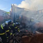 Bombeiros controlam chamas em residência no bairro Jardim das Paineiras