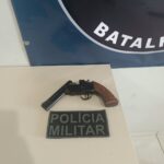 Denúncia Anônima leva PM a prender homem com revólver artesanal em assentamento na zona rural de Arapuá