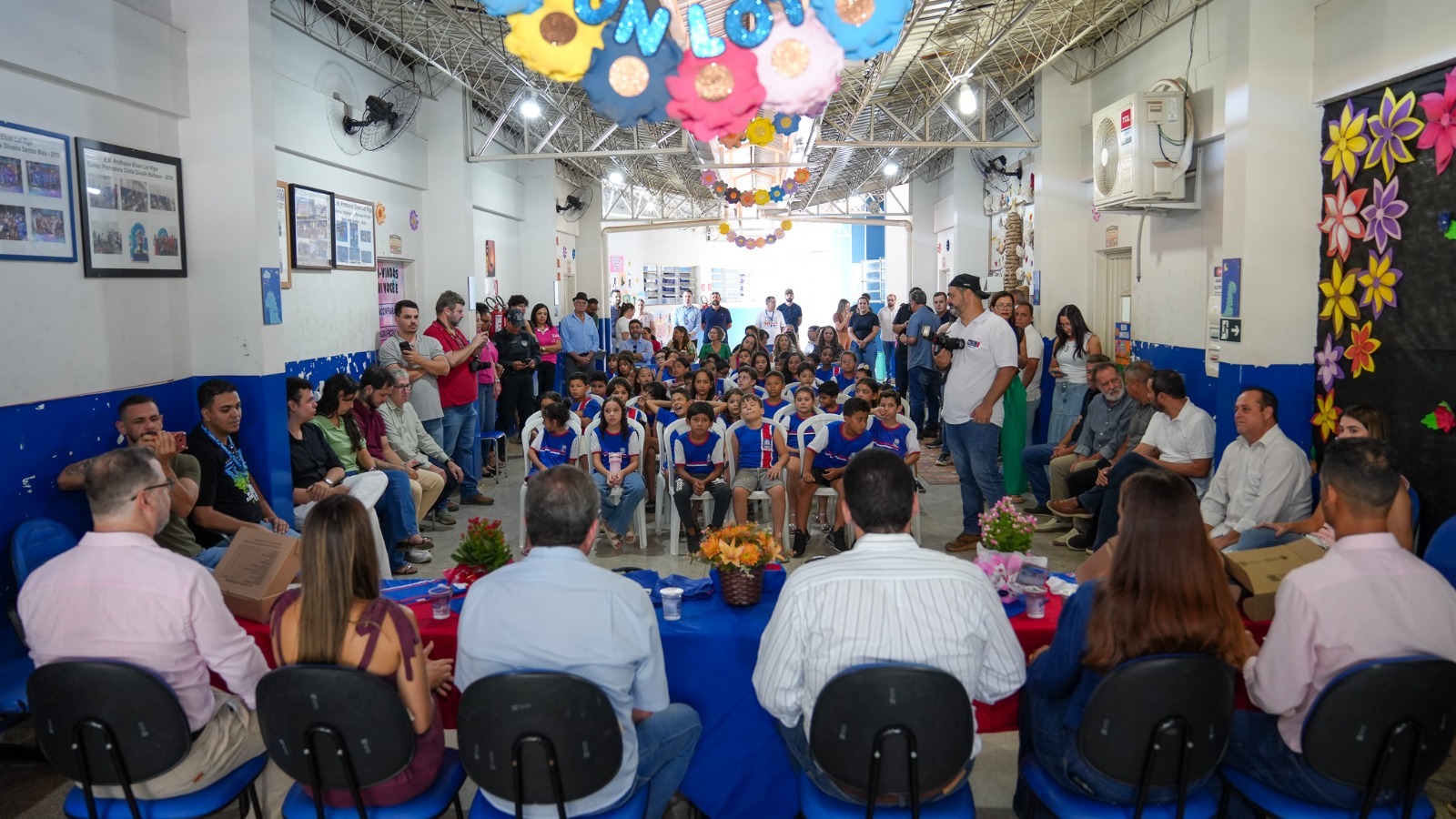 Vereadores acompanham ordem de serviço para asfalto e entrega de kits escolares em Três Lagoas