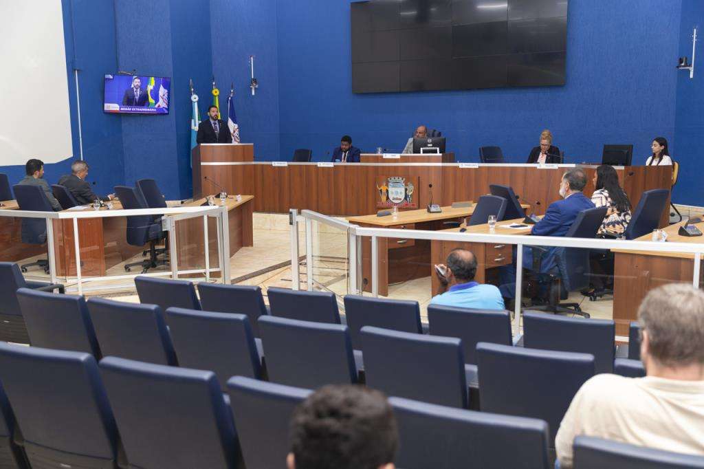 Prefeito sanciona lei que cria vaga e reajusta padrão salarial de coordenador da Escola do Legislativo