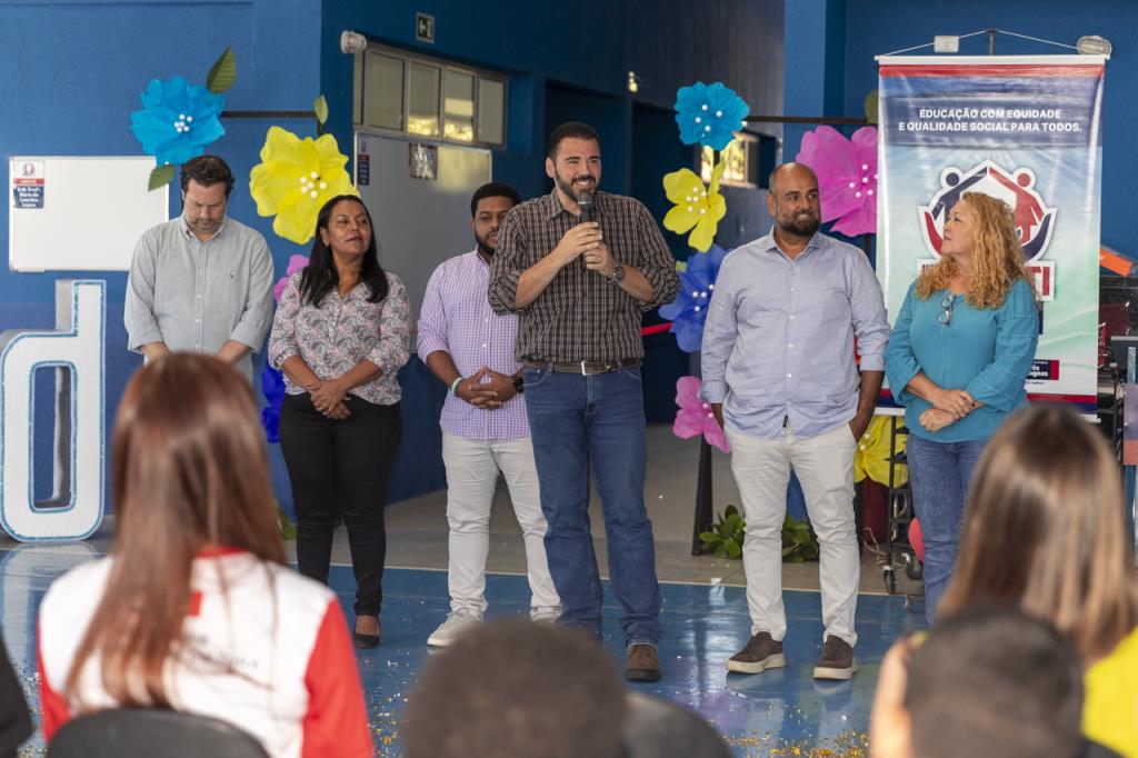 Vereadores prestigiam entrega de obras em escola de tempo integral