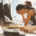 Nova regra torna empresas responsáveis por saúde mental dos funcionários; entenda