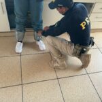 PRF apreende 5,8 kg de cocaína com duas mulheres em veículo de aplicativo na BR-262