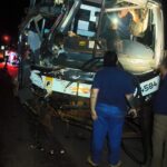 Caminhão tomba, ônibus colide e motorista fica preso às ferragens em acidente na BR-262