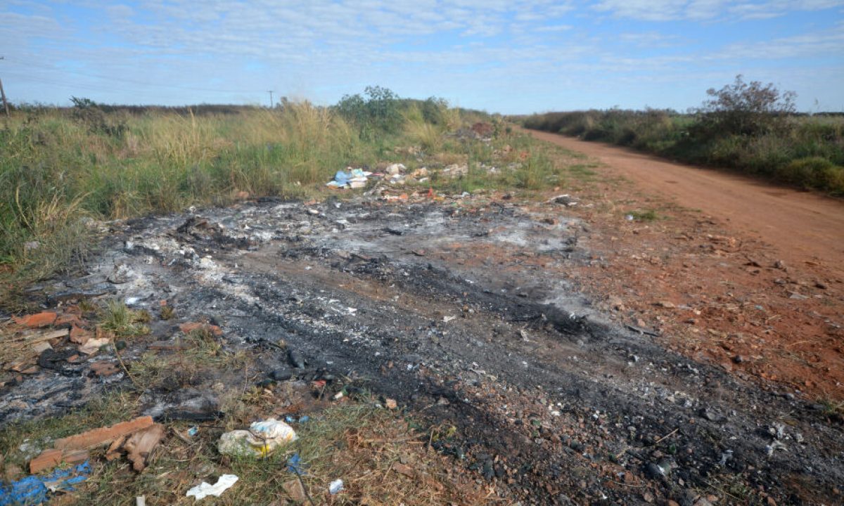 02-0723-0413-carro-carbonizado-mv