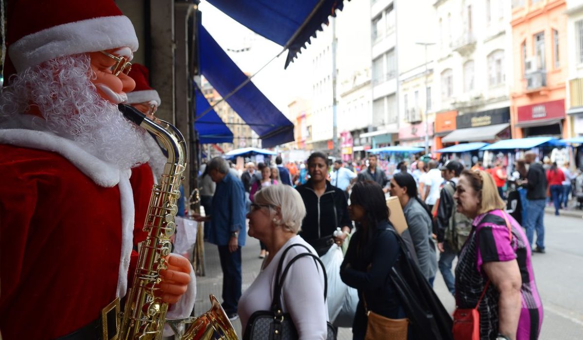 São Paulo - Movimento no comércio da rua 25 de Março no mês do Natal. (Rovena Rosa/Agência Brasil)