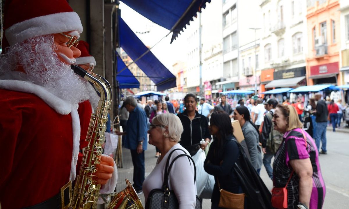 São Paulo - Movimento no comércio da rua 25 de Março no mês do Natal. (Rovena Rosa/Agência Brasil)