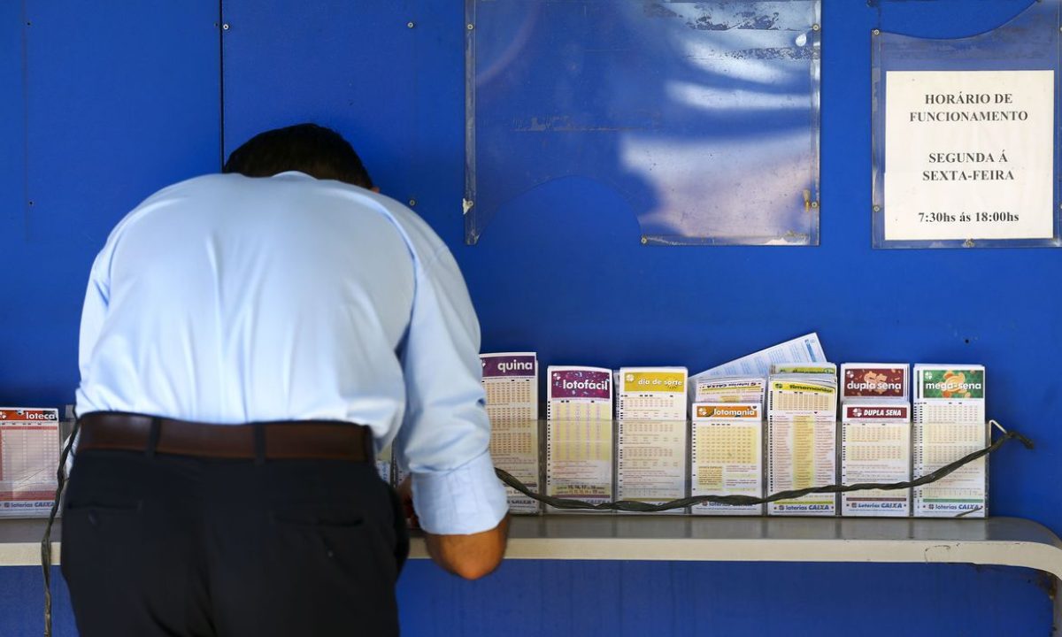 Apostadores fazem filas em casas lotéricas de Brasília. A Caixa Econômica Federal sorteia amanhã (12) a lotofácil da Independência.