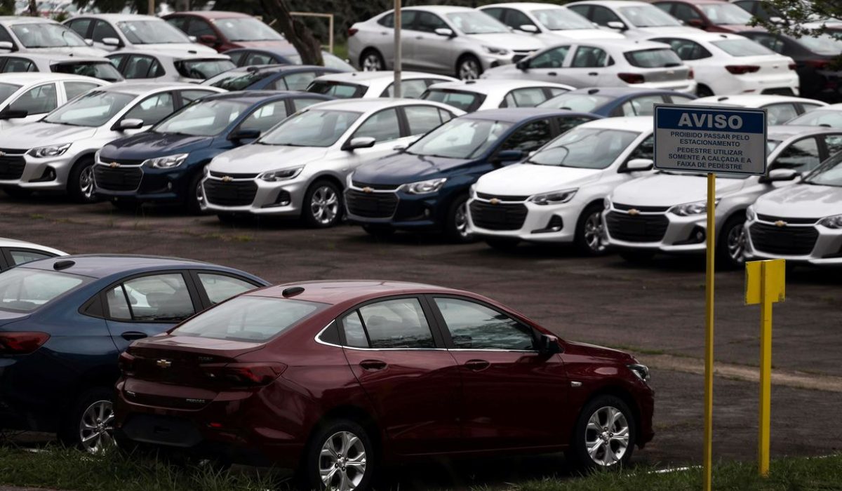 Carros novos em pátio de fábrica da General Motors em São José dos Campos (SP) 
19/03/2020
REUTERS/Roosevelt Cassio