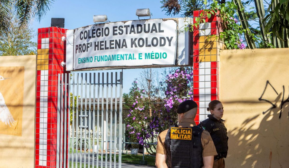 Policiais militares em frente ao Colégio Estadual Professora Helena Kolody, em Cambé, Paraná
19/06/2023
REUTERS/Rei Santos