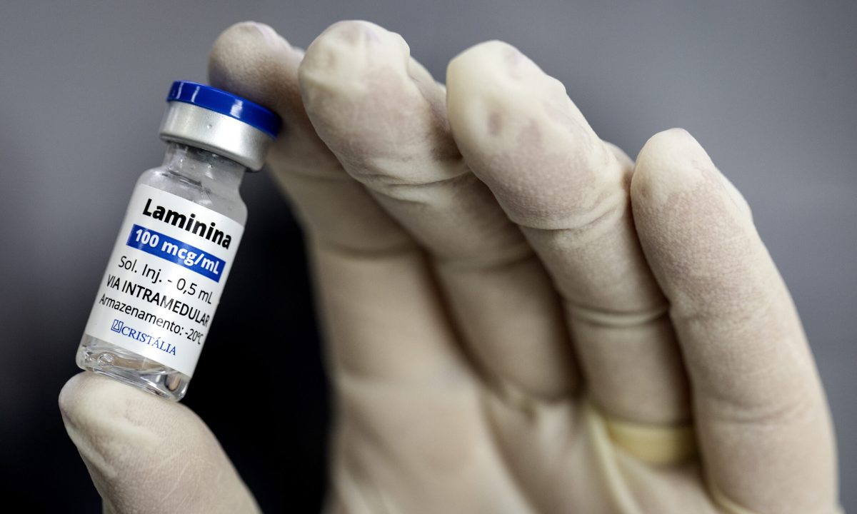 ITAPIRA, SP, BRASIL, 07/11/2025.Laboratório se prepara para produzir polilaminina em escala: Detalhe de frasco de Laminina  no laboratório de Purificação e Caracterização de Proteina  da Cristália,  que se prepara para produzir o medicamento polilaminina -para restabelecer lesão medular-  em larga escala (Foto Eduardo Knapp/Folhapress. SAUDE)