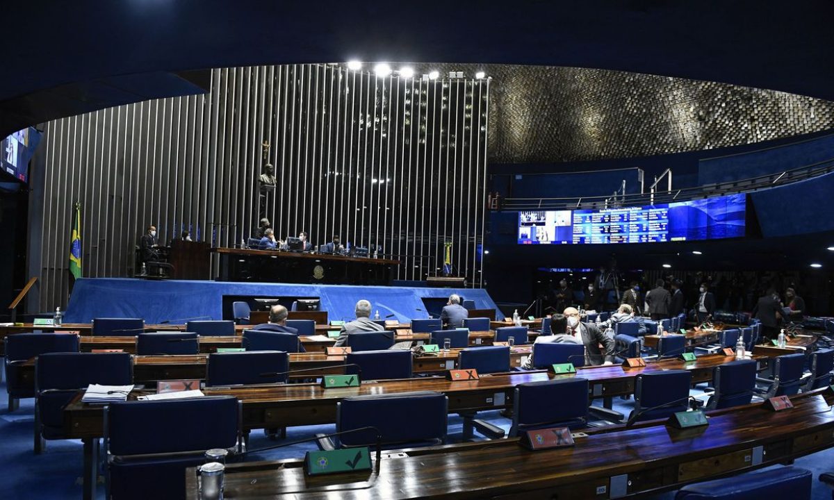 Plenário do Senado Federal durante sessão deliberativa extraordinária semipresencial destinada a votar a PEC 23/2021, chamada de PEC dos Precatórios. A proposta estabelece o novo regime de pagamentos de precatórios, modifica normas relativas ao Novo Regime Fiscal e autoriza o parcelamento de débitos previdenciários. Ainda na pauta, a Medida Provisória 1.061/2021 que cria o Programa Auxílio Brasil e o Programa Alimenta Brasil. 

Mesa: 
senador Roberto Rocha (PSDB-MA); 
senador Randolfe Rodrigues (Rede-AP); 
vice-presidente do Senado Federal, senador Veneziano Vital do Rêgo (MDB-PB); 
senador Eduardo Girão (Podemos-CE); 
secretário-geral da Mesa do Senado Federal, Gustavo A. Sabóia Vieira. 

Foto: Roque de Sá/Agência Senado