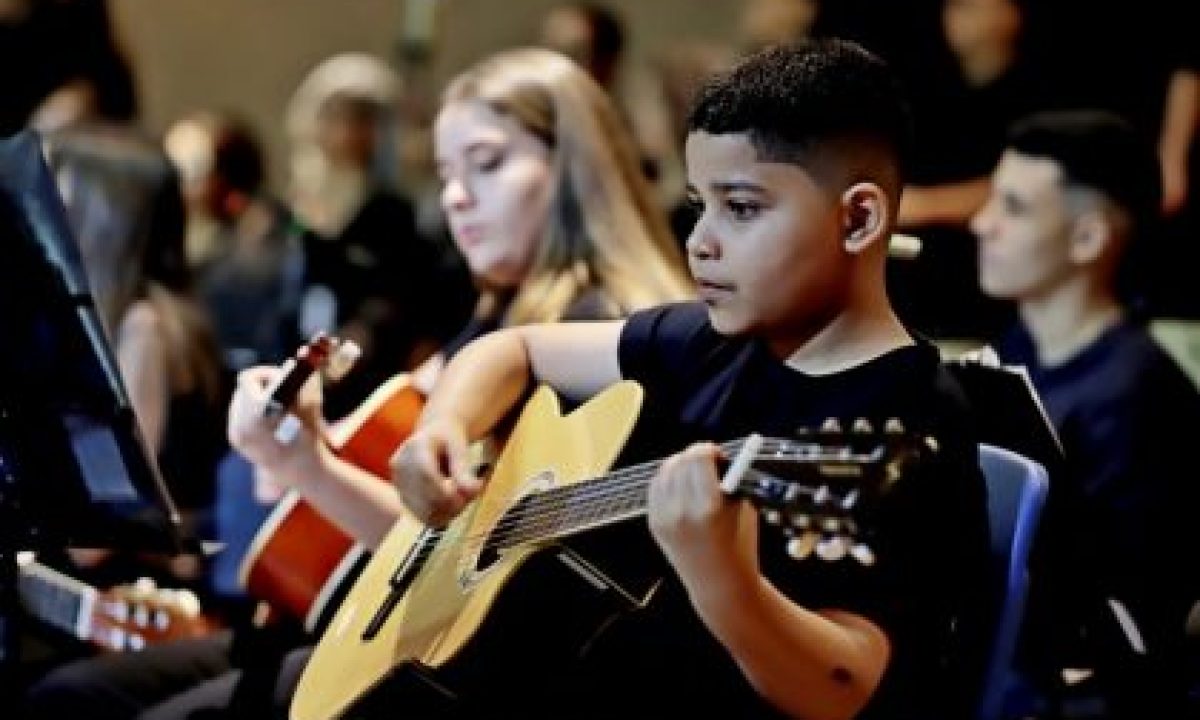 APRESENTACAO-VIOLAO-UKULELE-AEMS-06-11-51-scaled-420x280_c (1)