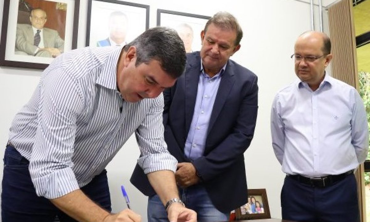 Assinatura-do-contrato-de-gestão-da-casa-civil-Foto-Álvaro-Rezende4-730x480