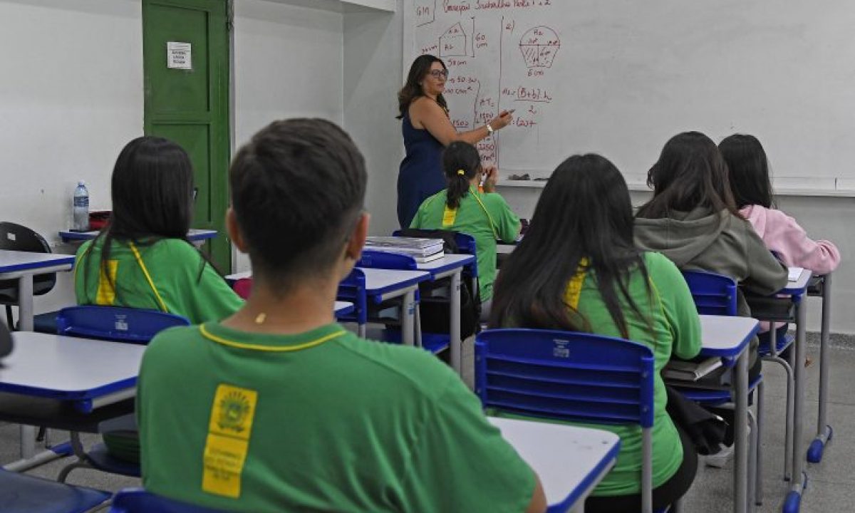 Aula-Escola-Estadual-Lucia-Martins-Coelho-Matricula-2024-Foto-Bruno-Rezende-730x480-1