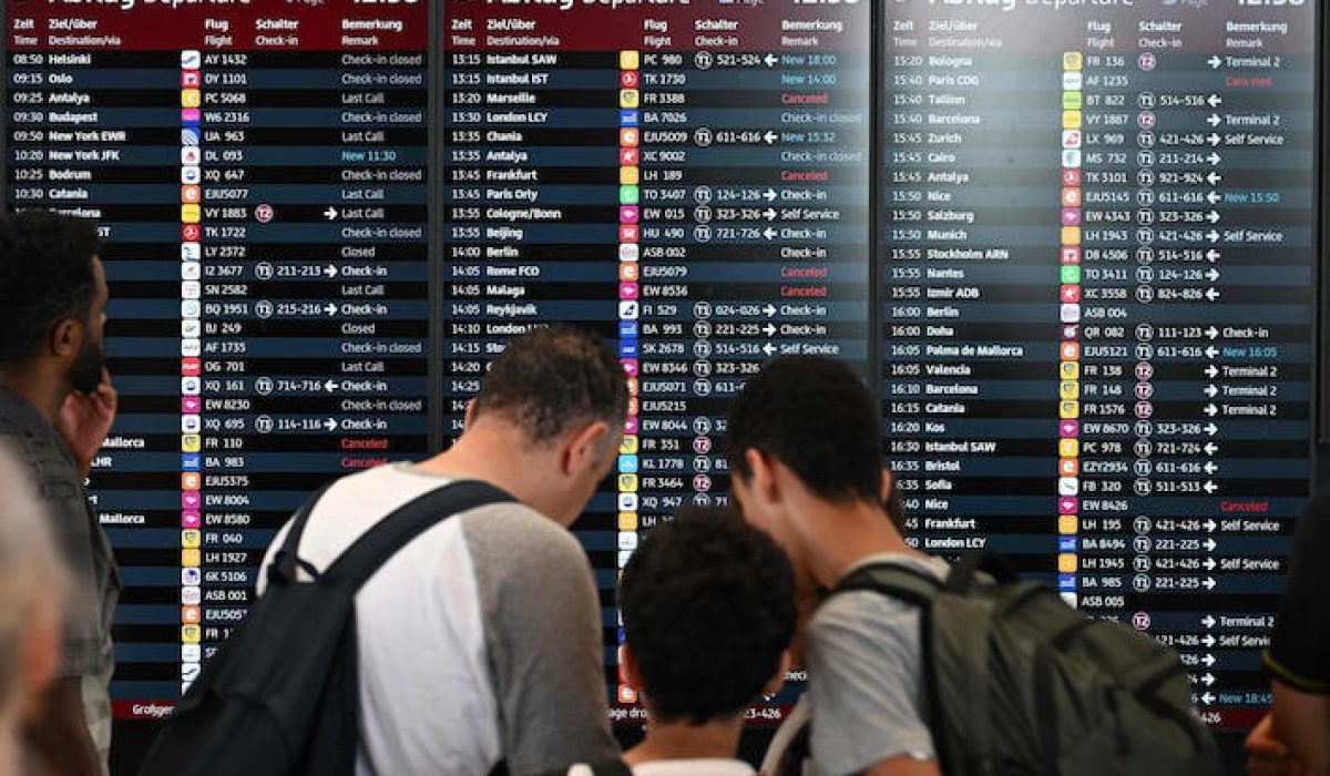 Em Berlim, o aeroporto de Brandemburgo ficou congestionado após voos serem temporariamente suspensos por conta da falha tecnológica.