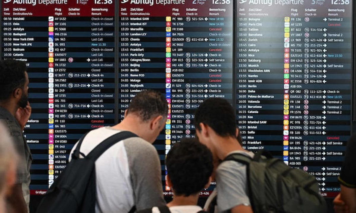 Em Berlim, o aeroporto de Brandemburgo ficou congestionado após voos serem temporariamente suspensos por conta da falha tecnológica.