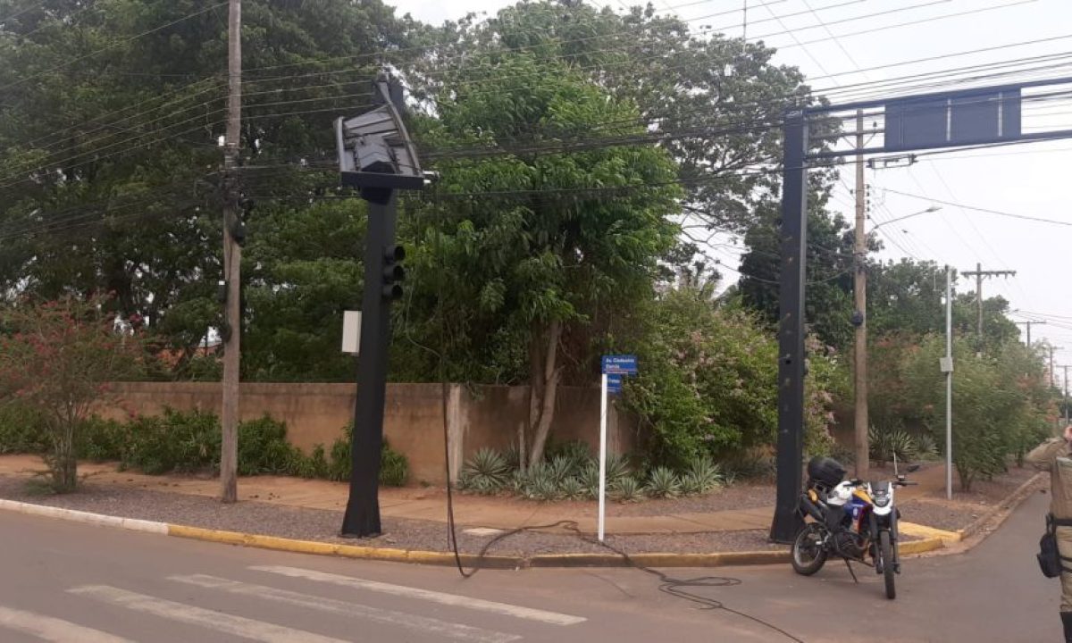 Caminhao-derruba-semaforo-1-scaled