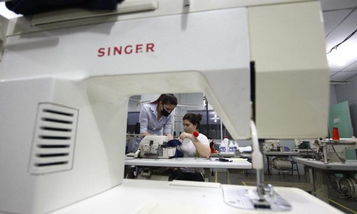 Curso-de-Modelagem-e-Costura-na-Rede-Solidária-Foto-Edemir-Rodrigues-17-730x425