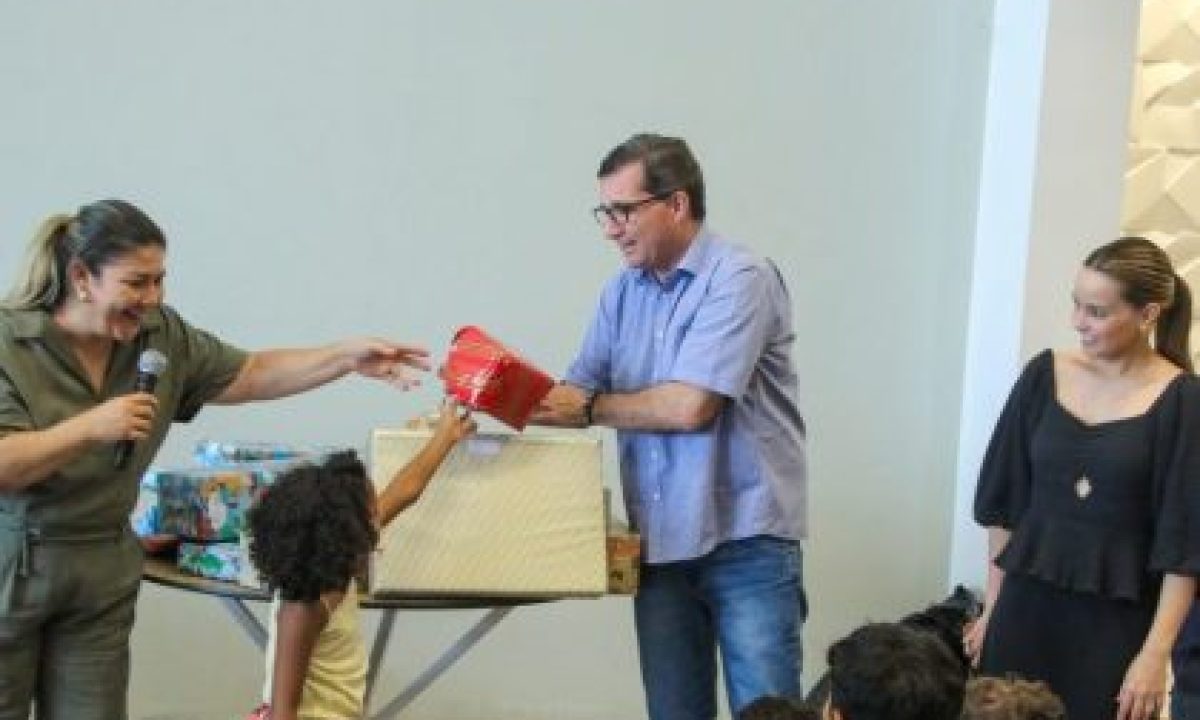 ENTREGA-DE-PRESENTES-PROJETO-PADRINHOS-27-scaled-e1760477059793-420x280_c (1)