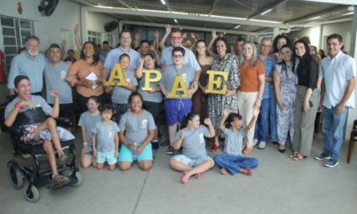 ENTREGA-ONIBUS-E-ALIMENTOS-APAE-05-02-5-scaled-420x280_c