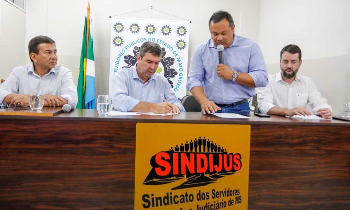Eduardo-Riedel-assina-compromisso-com-servidores-publicos