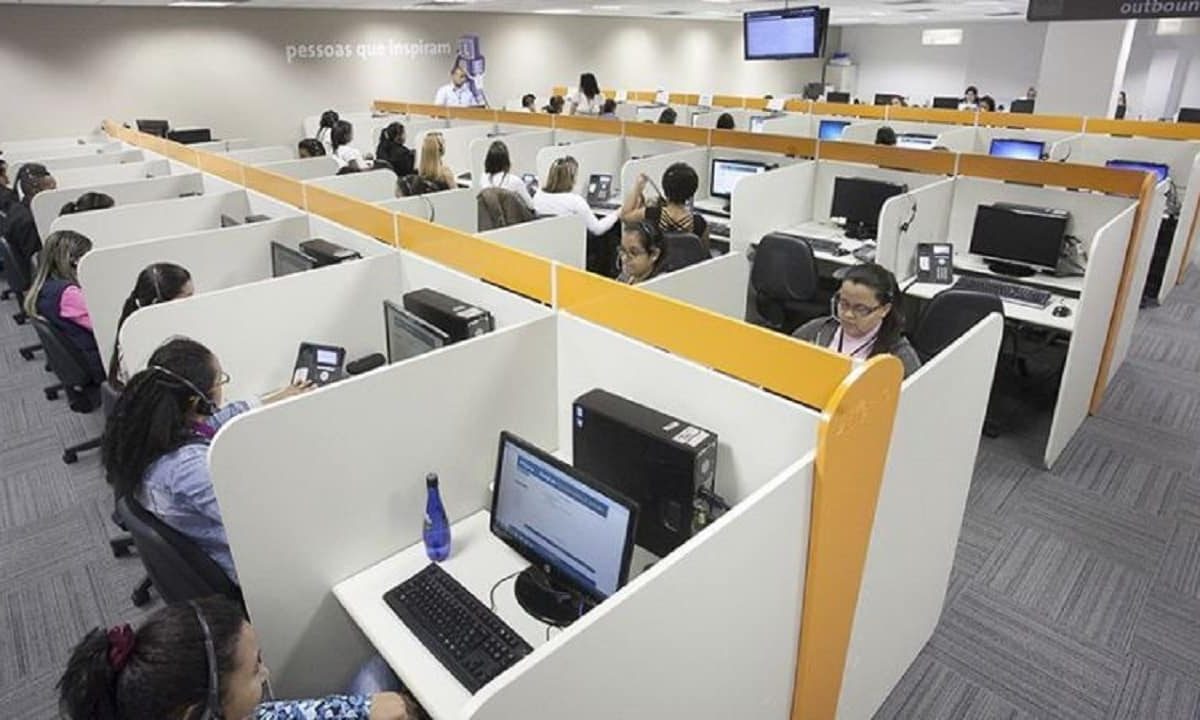 Empresa-de-telemarketing-BrasilCenter-oferece-500-vagas-de-emprego-para-candidatos-com-ensino-medio-completo-de-todo-o-Brasil