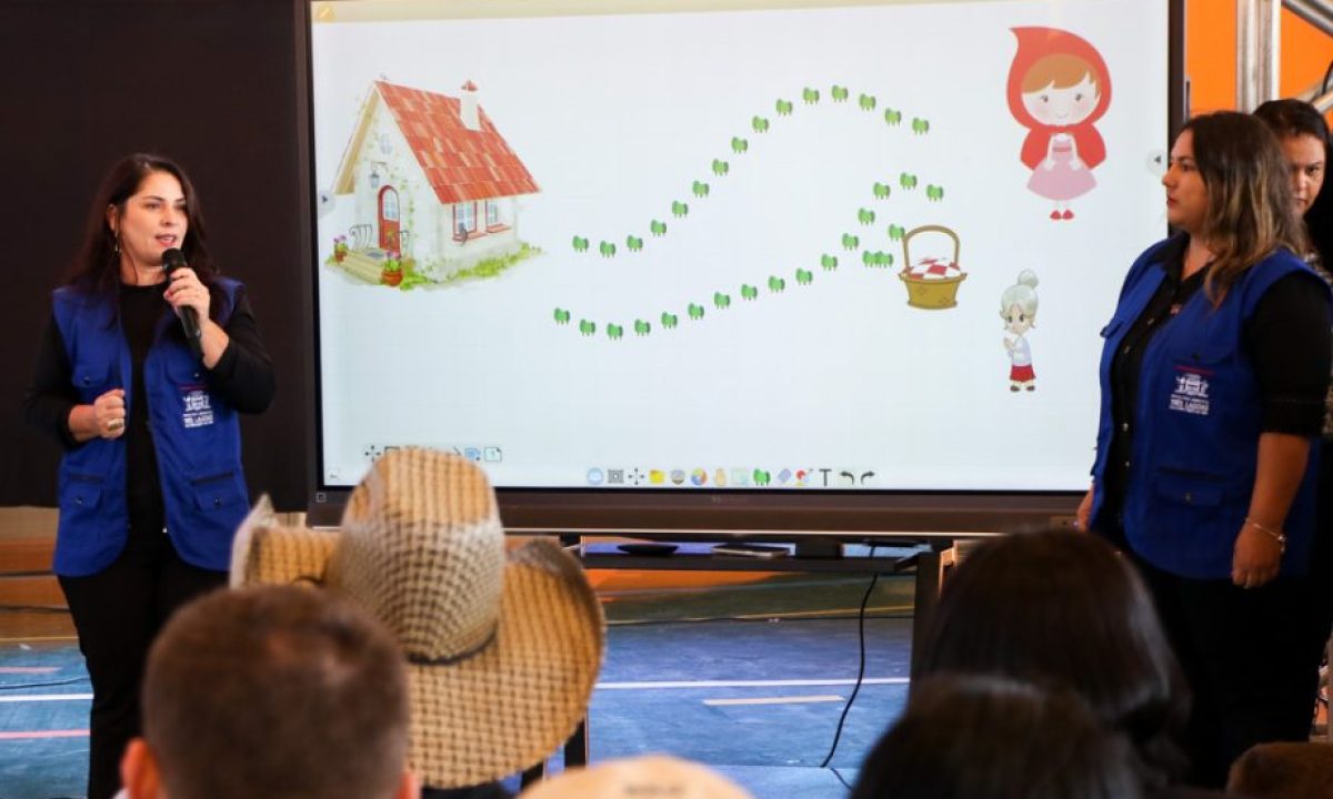 Entrega-de-lousas-digitais-e-itens-SEMEC-33-scaled