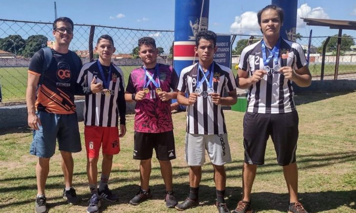 Estudantes-e-Professor-Rafael-730x480