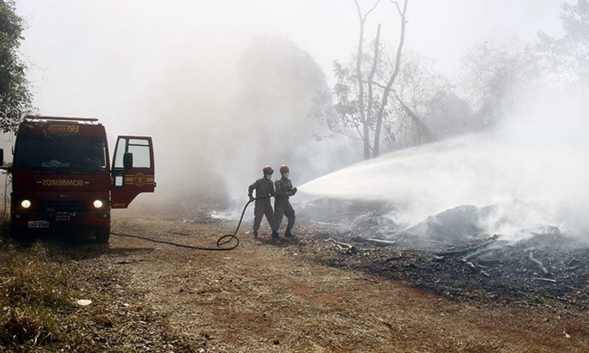 Fogo-na-Reseva-do-Parque-dos-Poderes-Foto-Edemir-Rodrigues-16-730x425