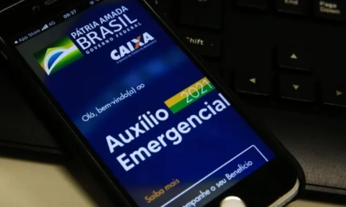 Foto-celular-com-aplicativo-do-auxilio-emergencial