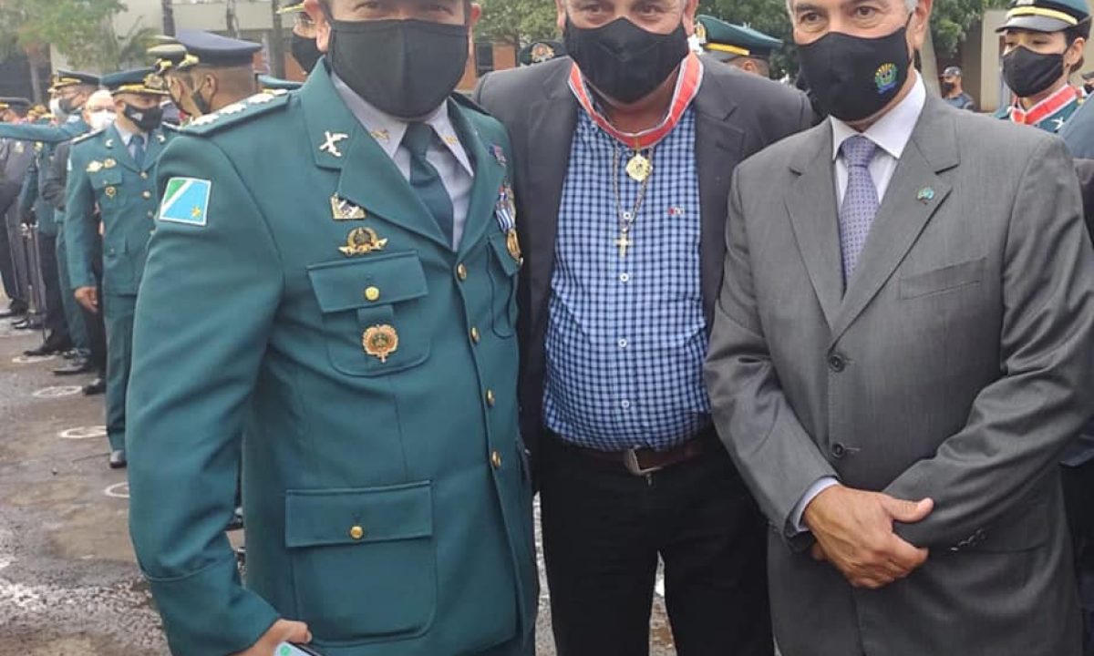 GUERREIRO-RECEBENDO-MEDALHA