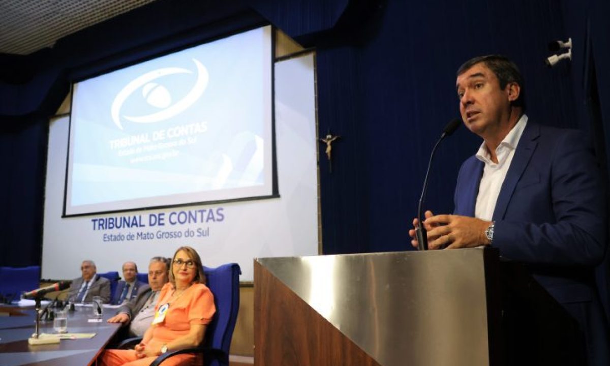 Governador-Eduardo-Riedel-durante-palestra-da-união-de-vereadores-Foto-Álvaro-Rezende7-730x480