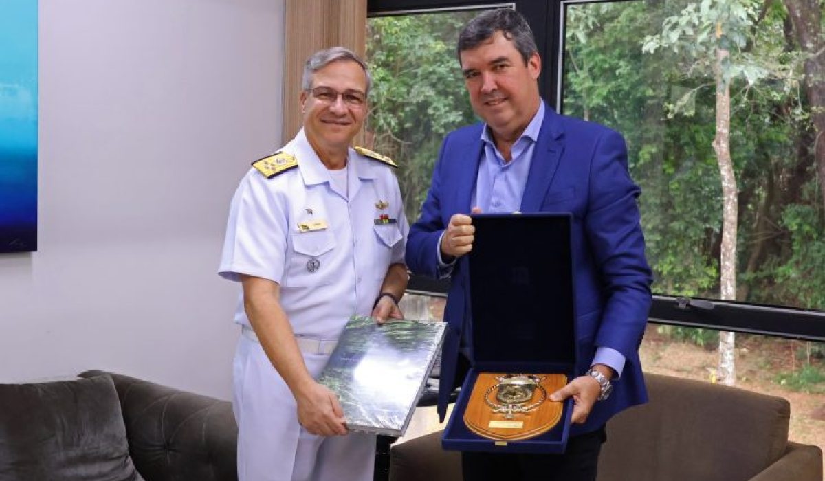 Governador-Eduardo-Riedel-e-o-secretário-Caravina-recebem-visita-de-cortesia-do-Almirante-Cunha-Foto-Alvaro-Rezende7-730x480