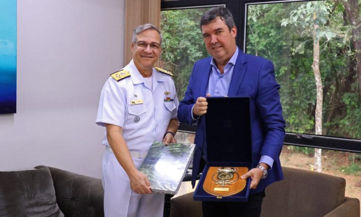 Governador-Eduardo-Riedel-e-o-secretário-Caravina-recebem-visita-de-cortesia-do-Almirante-Cunha-Foto-Alvaro-Rezende7-730x480