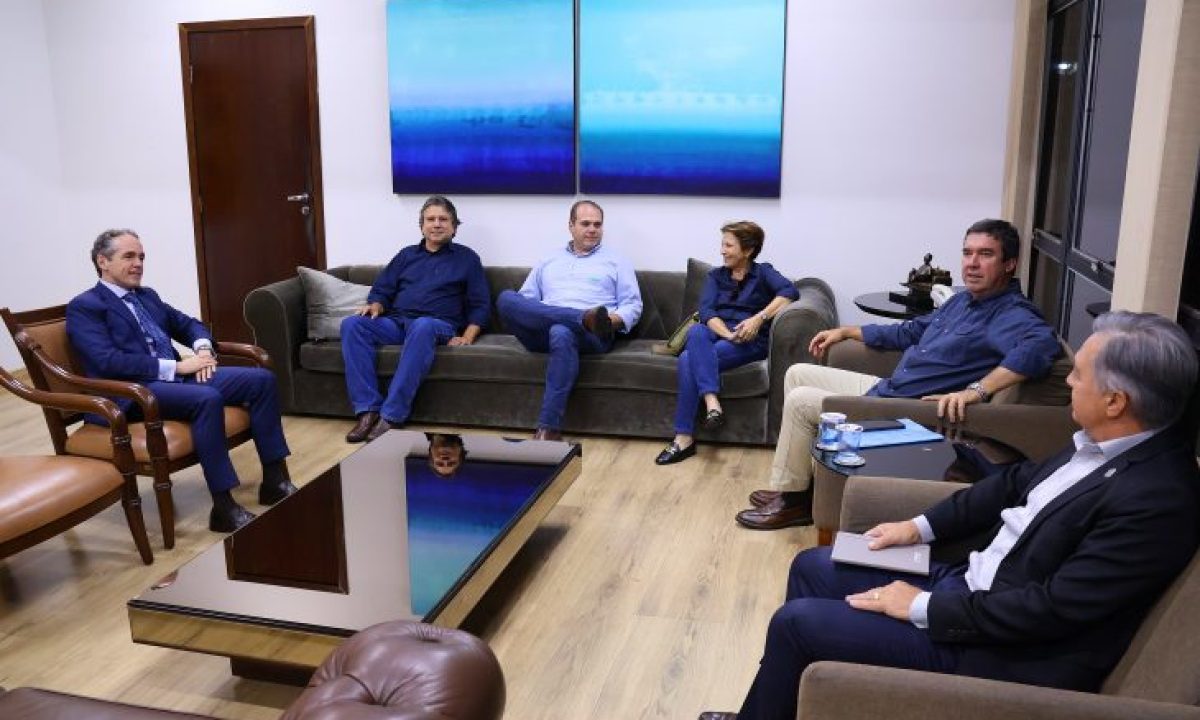 Governador-Eduardo-Riedel-em-reunião-para-discutir-invasão-de-terras-Foto-Álvaro-Rezende-730x480