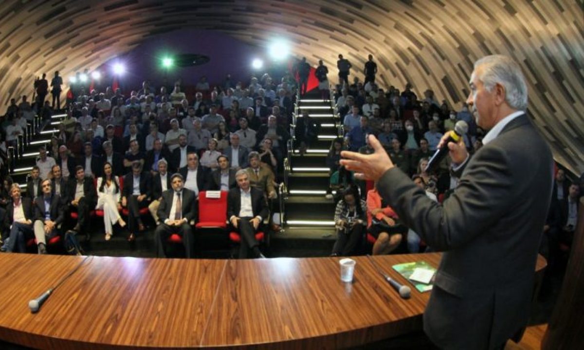 Governador-anuncia-instalação-de-fábrica-de-celulose-da-Arauco-Chico-Ribeiro-2-730x426