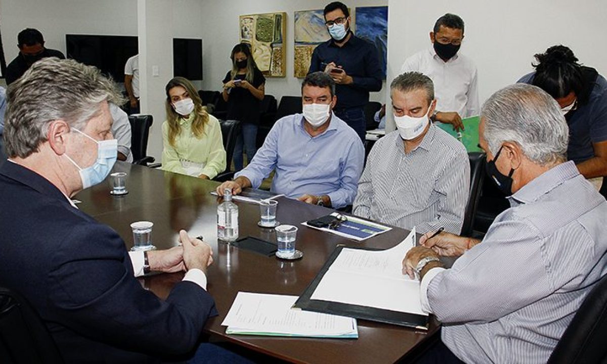 Governador-assina-termo-de-redução-na-emissão-de-carbôno-Foto-Edemir-Rodrigues-16-730x425