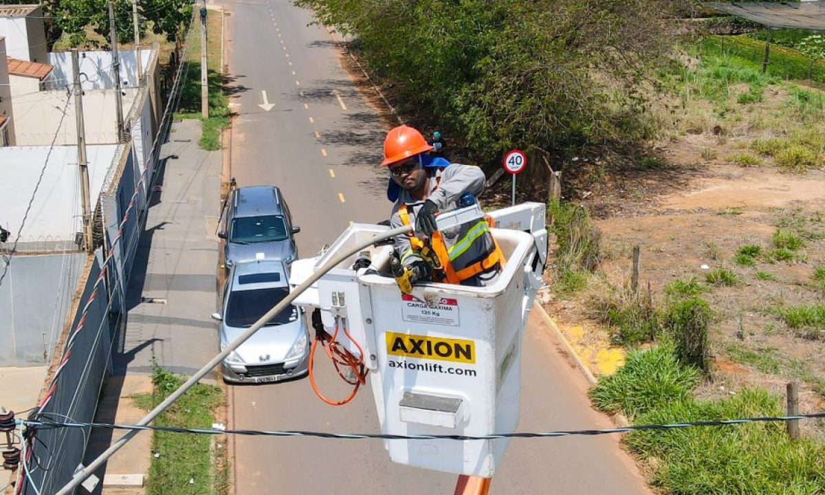 IMAGENS-TROCA-LAMPADAS-BRILHA-TRES-LAGOAS-15-10-4-scaled