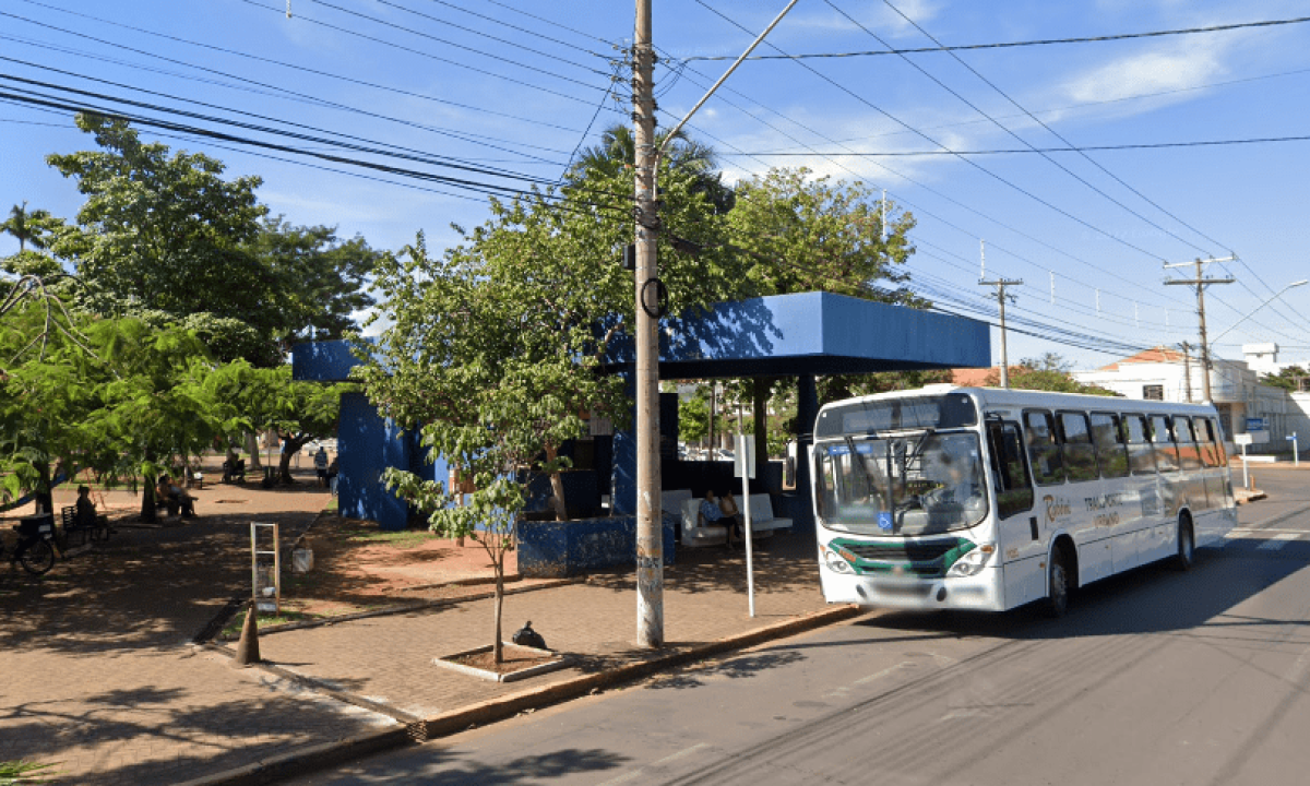 Ponto-de-onibus-Praca-Ramez-Tebet-2