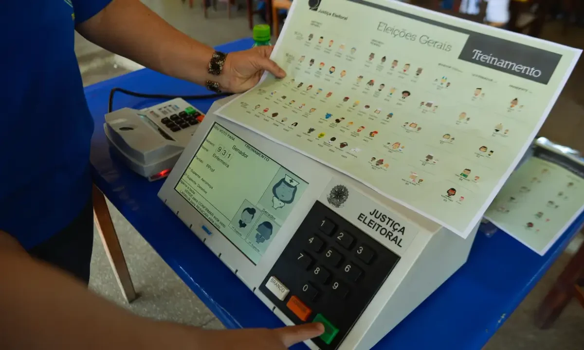 Urna eletrônica da justiça eleitoral brasileira.