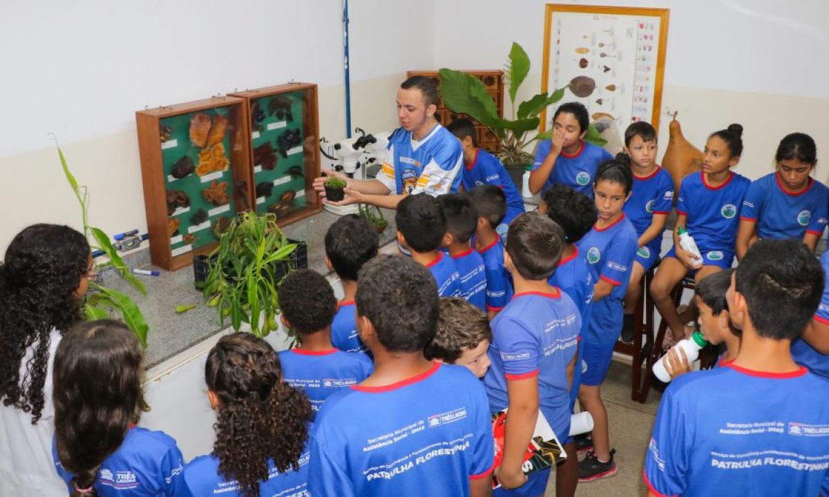 VISITA-Patrulha-Florestinha-e-Candeias-aos-laboratorios-da-UFMS-22-03-2-scaled-1