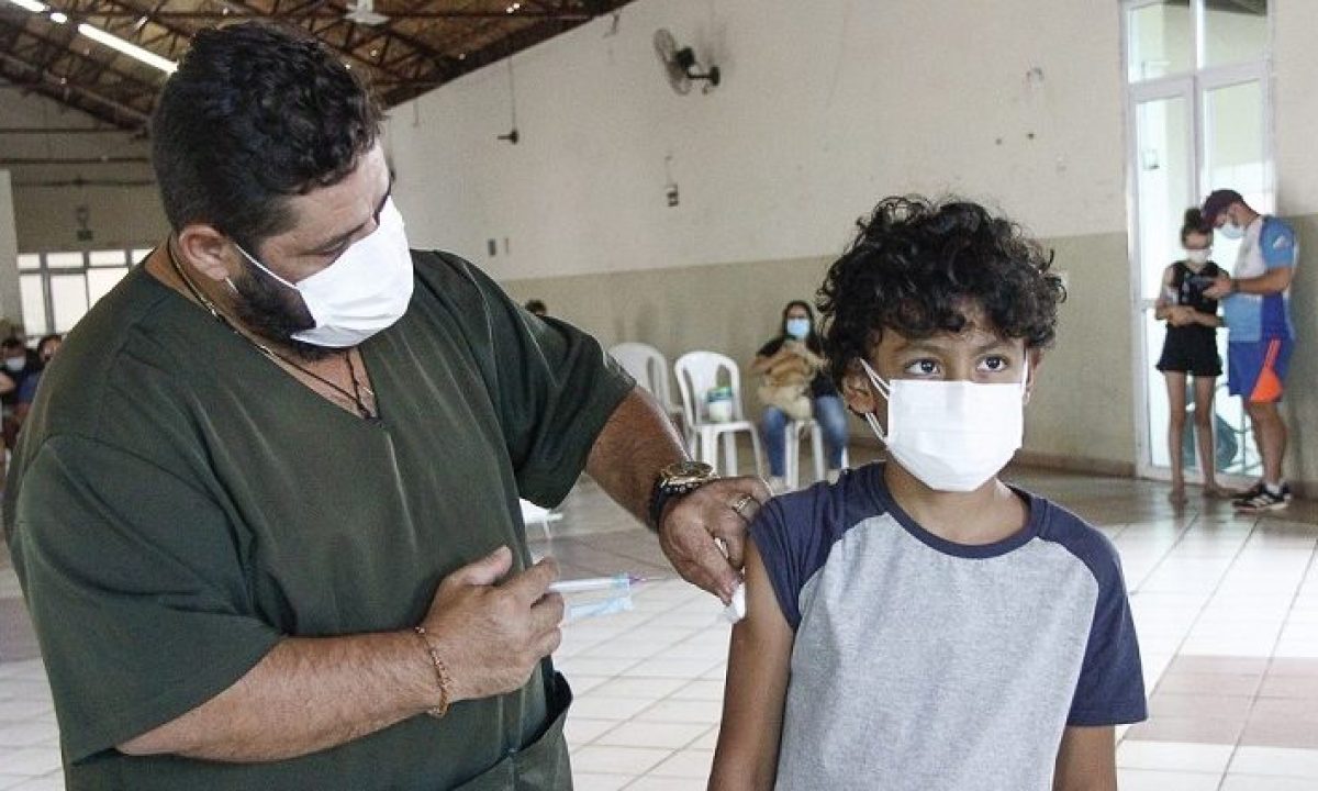 Vacinação-de-crianças-Filho-José-Goya-e-Mãe-Promotora-de-justiça-Renata-Foto-Edemir-Rodrigues2-768x425-730x425