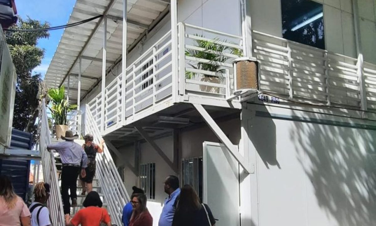 Visita-Prefeito-e-Agela-Brito-a-escola-pre-moldada-1-scaled