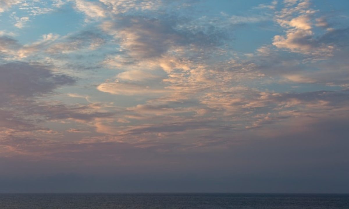 ceu-nublado-com-luz-do-dia_23-2149134083