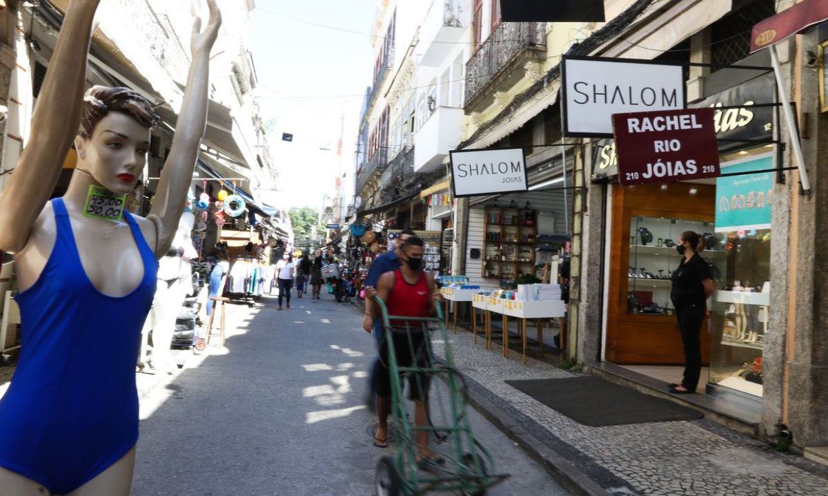Comércio na SAARA (Sociedade de Amigos das Adjacências da Rua da Alfândega), centro da cidade.  Comércio não essencial está autorizado a reabrir a partir de hoje (9) na cidade do Rio de Janeiro depois de duas semanas fechados devido à pandemia de Covid-19.